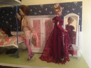 Ellowyne in Whine: Preening in front of the mirror